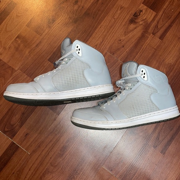 Men’s Air Jordan Shoes - Picture 2 of 4